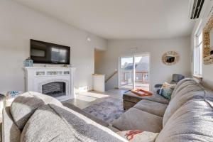 Posezení v ubytování Canal-Front Home in Ocean Shores with Dock and Views!