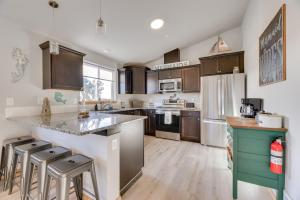 Kuchyň nebo kuchyňský kout v ubytování Canal-Front Home in Ocean Shores with Dock and Views!