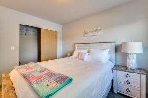 Postel nebo postele na pokoji v ubytování Canal-Front Home in Ocean Shores with Dock and Views!