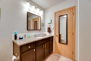 Fotografie z fotogalerie ubytování Canal-Front Home in Ocean Shores with Dock and Views! v destinaci Ocean Shores + 21 fotografií