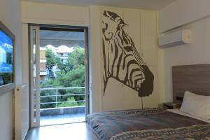 ein Schlafzimmer mit einem Zebra-Kopf an der Wand in der Unterkunft Fospitality Greece in Varkiza