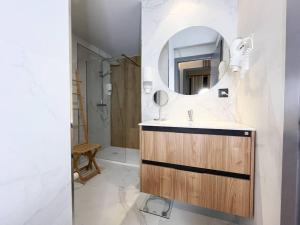 uma casa de banho com um lavatório e um espelho em Luxe&Modern In Canillo, 1 Min Walk To Slopes em Canillo
