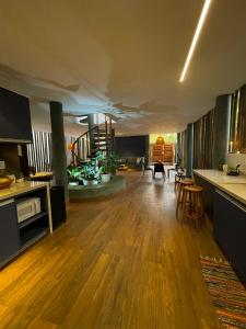 uma grande cozinha e sala de estar com pisos de madeira em Tronco do Ipê Hospedagem em Alto Paraíso de Goiás