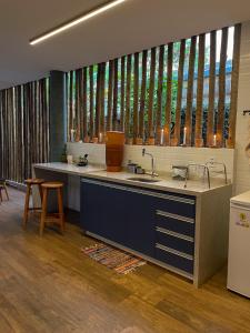 uma cozinha com um lavatório e um balcão em Tronco do Ipê Hospedagem em Alto Paraíso de Goiás