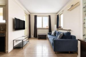 Televisyen dan/atau pusat hiburan di Warsaw Concierge Metro Wilanowska Gym & Pool
