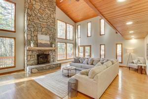 Un lugar para sentarse en Secluded Blue Ridge Retreat on 4 Acres!