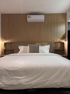 uma grande cama branca num quarto de hotel em HOTEL BALUARTE BOUTIQUE PANAMA na Cidade do Panamá