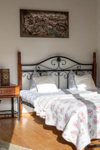 1 dormitorio con 2 camas y mesa en Lux-Apart Zakopane, en Zakopane