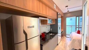 Il comprend une chambre et une cuisine équipée d'un réfrigérateur en acier inoxydable. dans l'établissement Zainalofts7 Moema - 1km Ibira e 200m metrô 811 ID, à São Paulo