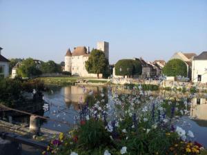 a garden with flowers in the middle of a town at Appartement Cosy Nemours in Nemours