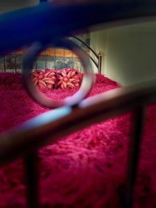 パライオス・アギオス・アタナシオスにあるFriendsのピンクのシーツとベッドフレームが備わるベッド