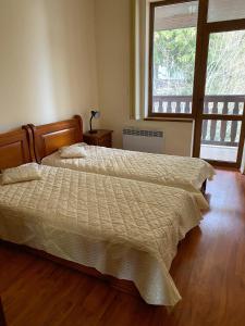 Ένα ή περισσότερα κρεβάτια σε δωμάτιο στο Cedar Heights Cozy Apartments