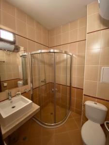 Ένα μπάνιο στο Cedar Heights Cozy Apartments