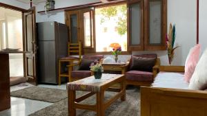 een woonkamer met een bank en een tafel bij شقة فندقية علويه بجوار البحر in Sharm El Sheikh