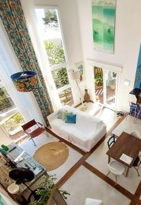 uma sala de estar com uma cama e uma mesa em Maison de L'ocean Praia 250 m em Florianópolis