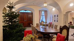 a dining room with a christmas tree and a table at Stadtpalais Merkur-Apartment maximal 2 Personen in Bautzen