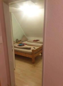 um pequeno quarto com uma cama num quarto em APARTMENT / WOHNUNG IN HAIBACH em Haibach
