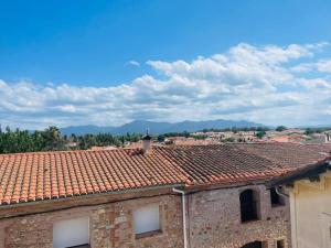 a view of an old building with a tile roof at Appartement T2 neuf Bages centre in Bages