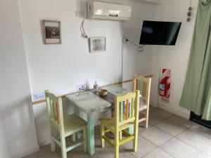 comedor con mesa, sillas y TV en el rococosalta en Salta