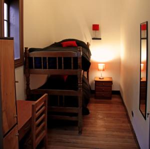 um quarto com 2 beliches num quarto em Hostal Irreal em Santiago