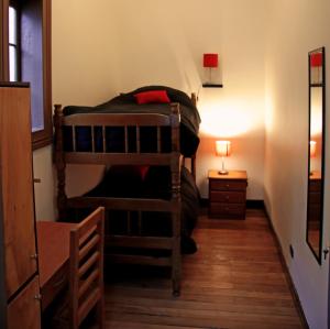 1 dormitorio con 2 literas en una habitación en Hostal Irreal, en Santiago