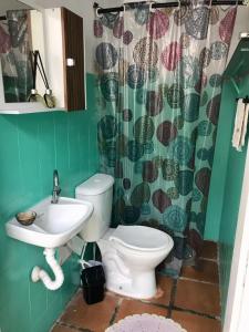 uma casa de banho com um WC e um lavatório em SURFuncional Guest House em Bertioga