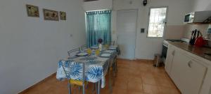 uma cozinha com uma mesa com toalha de mesa azul e branca em Las Grutas Star em Las Grutas