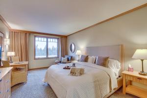 ein großes Schlafzimmer mit einem großen Bett und einem TV in der Unterkunft Pet-Friendly Cle Elum Condo - Hike, Ski and Relax! in Cle Elum