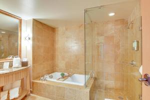 ein Badezimmer mit Badewanne und Glasdusche in der Unterkunft Pet-Friendly Cle Elum Condo - Hike, Ski and Relax! in Cle Elum + 22 Fotos