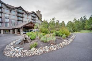 eine Landschaftsgestaltung mit Felsen und Pflanzen vor einem Gebäude in der Unterkunft Pet-Friendly Cle Elum Condo - Hike, Ski and Relax! in Cle Elum