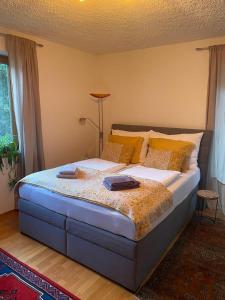 una camera da letto con un grande letto con cuscini gialli di Haus Karin Mallnitz a Mallnitz