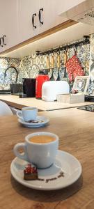 Příslušenství pro přípravu čaje a kávy v ubytování Azulejo Apartment