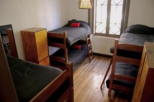 Voodi või voodid majutusasutuse Hostal Irreal toas