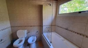 ein Badezimmer mit Toilette, Badewanne und Waschbecken in der Unterkunft ATENCIÓN Consultar disponibilidad antes de reservar in Mar de las Pampas + 8 Fotos