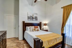 una camera con un grande letto e una finestra di Resort Style Desert Oasis, Pool, Golf, Billiards & Ping Pong a Gilbert