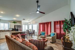 un soggiorno con divano e tavolo di Resort Style Desert Oasis, Pool, Golf, Billiards & Ping Pong a Gilbert