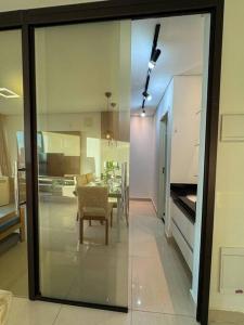 een woonkamer met een tafel en een stoel bij Studio 520 - Loft no DNA SmartStyle in Goiânia