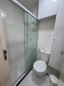 een badkamer met een toilet en een glazen douche bij Studio 520 - Loft no DNA SmartStyle in Goiânia