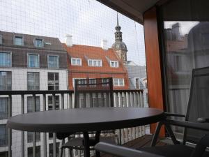 einen Tisch auf einem Balkon mit Blick auf ein Gebäude in der Unterkunft Luxus Suite an der Frauenkirche in Dresden