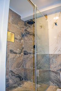 a shower with a glass door in a bathroom at Apartamento Vista azul RODADERO edificio mara 502 in Gaira