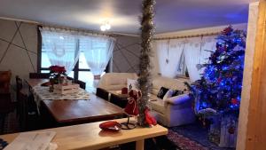 una sala de estar con un árbol de Navidad azul y una mesa en Gospodarstwo Agroturystyczne u Ani, en Krośnica