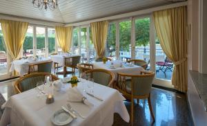 Restoran ili drugo mesto za obedovanje u objektu Ferienhaus Rheintalblick