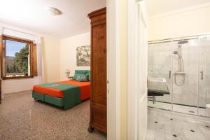 1 dormitorio con 1 cama y baño con ducha en IBibiena - CASA CAPO D'ARNO en Stia