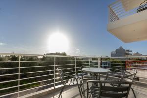 een balkon met een tafel en stoelen op een schip bij Pagani Green - Luxury Studio A1 in Kalamata