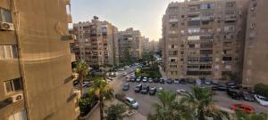 una vista de una ciudad con coches aparcados en un aparcamiento en 36ميلسا en El Cairo