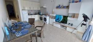 uma cozinha com uma mesa com pratos azuis em SEA VIEW in Silent Residence South TENERIFE em Costa Del Silencio