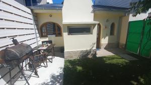 a patio with a table and chairs next to a building at Departamento Mamá Inés in Esquel