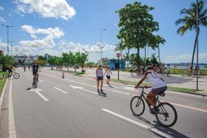 um grupo de pessoas andando de bicicleta por uma rua em Kitnet Aconchegante em Vitória, B. República em Vitória