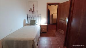 una camera con un letto, un comò e una porta di CASA TEJERA II a Las Palmas de Gran Canaria
