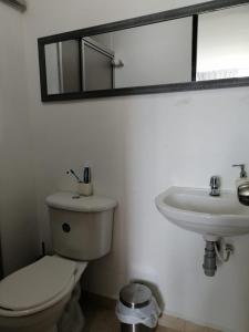 ein Bad mit einem WC und einem Waschbecken in der Unterkunft Lindos Apartamentos para Vacaciones in Montenegro